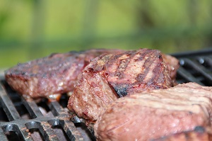 Grillfleisch und bier