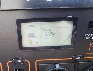 Das Display mit Akkustand und Eingangsleistung