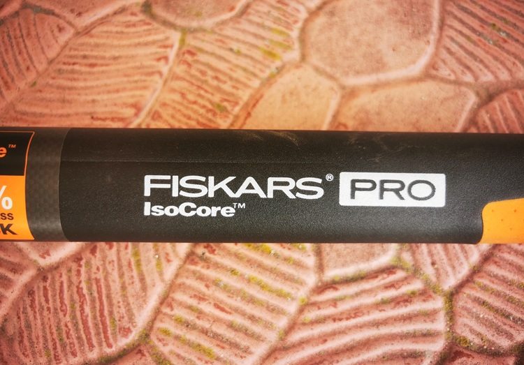 Schriftzug Fiskars IsoCore Pro auf dem Stiel der Spaltaxt